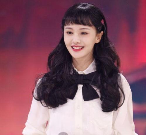 娱乐吃瓜韩安冉,娱乐界的“吃瓜女王”，揭秘娱乐圈背后的故事  第2张