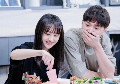 娱乐吃瓜韩安冉,娱乐界的“吃瓜女王”，揭秘娱乐圈背后的故事  第3张