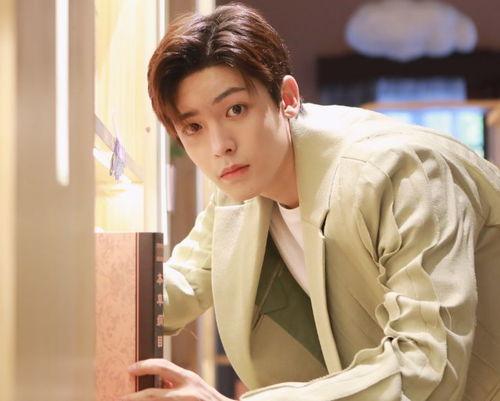 读心吃瓜娱乐圈双男主文,娱乐圈双男主的甜蜜瓜田之旅  第2张